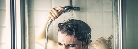  بهترین زمان برای حمام کردن کدام است، صبح یا شب؟ 