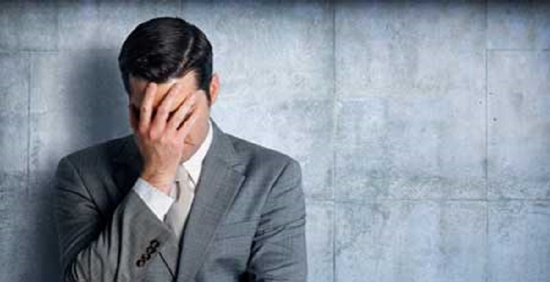 ۶ رفتار خودتخریبی که باعث عدم موفقیت در افراد خودشیفته می شود