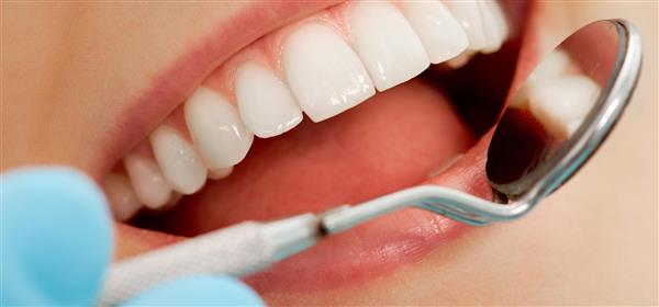  ۶ ترفند ارزان که دندان‌هایتان را مثل مروارید سفید می‌کند