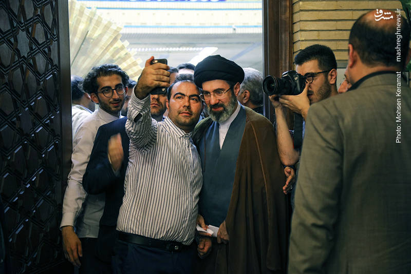عکس یادگاری با فرزند رهبر انقلاب! + عکس