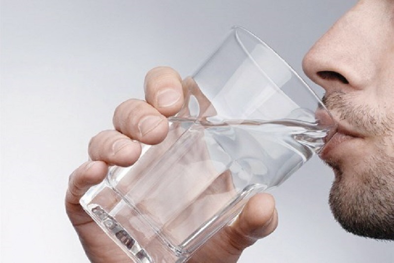 عوارض نوشیدن زیاد آب برای لاغری