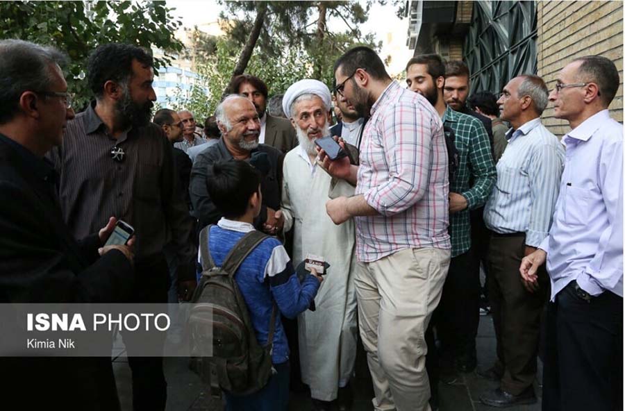 تقابل جالب بچه دست فروش با امام جمعه تهران! + عکس