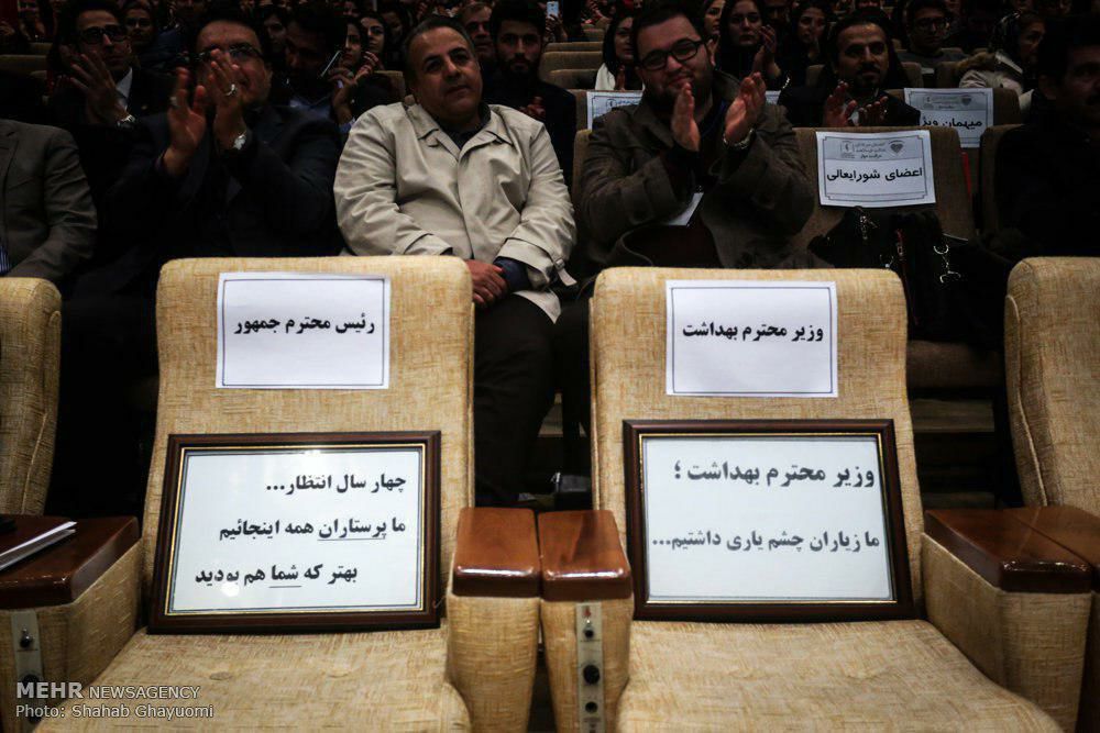 کنایه جالب پرستاران به رئیس جمهور و وزیر بهداشت در روز پرستار +عکس