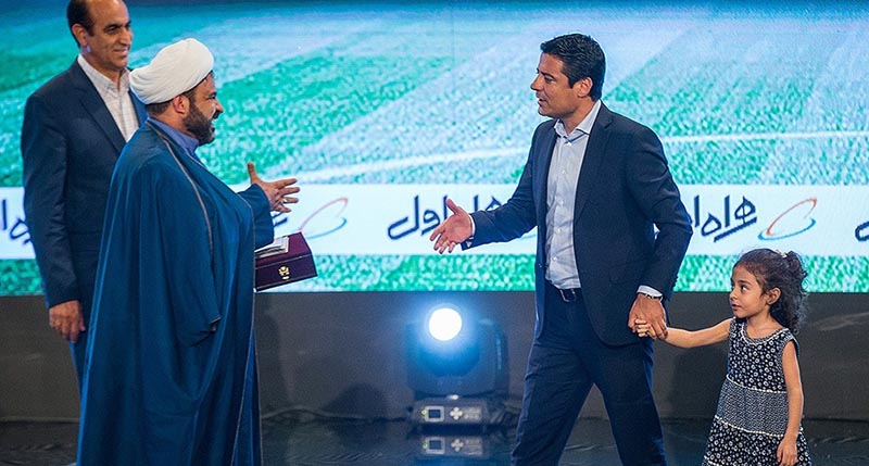 روحانی علاقه‌مند به فوتبال در آغوش فغانی! + عکس