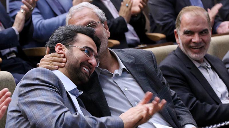 بوسه محبت آمیز وزیر کار به سر وزیر ارتباطات! + تصاویر