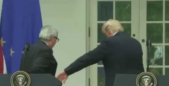 دست دادن ترامپ دوباره سوژه شد! + عکس