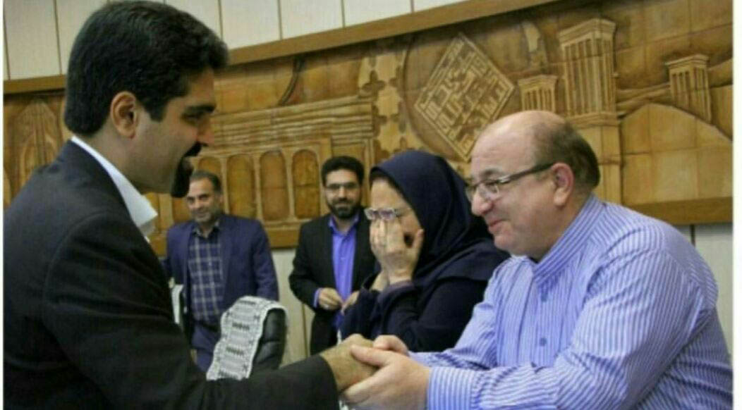 لحظه احساسی ورود سپنتا نیکنام به شورای شهر یزد + عکس