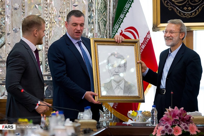 هدیه جالب روس‌ها به لاریجانی! + عکس