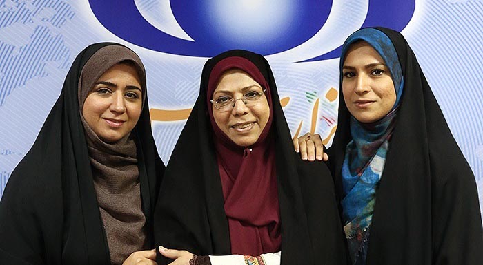 مجری معروف تلویزیون به همراه دو دُخترش + عکس