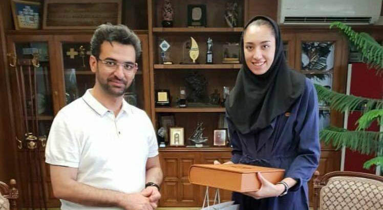 آذری جهرمی با «تی شٰر‌ت» و «شلواٰ‌ر لی» در وزارتخانه! + عکس