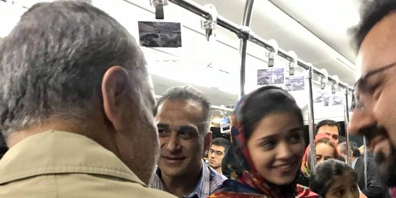 حاج قاسم سلیمانی سوار بر اتوبوس عمومی! + عکس