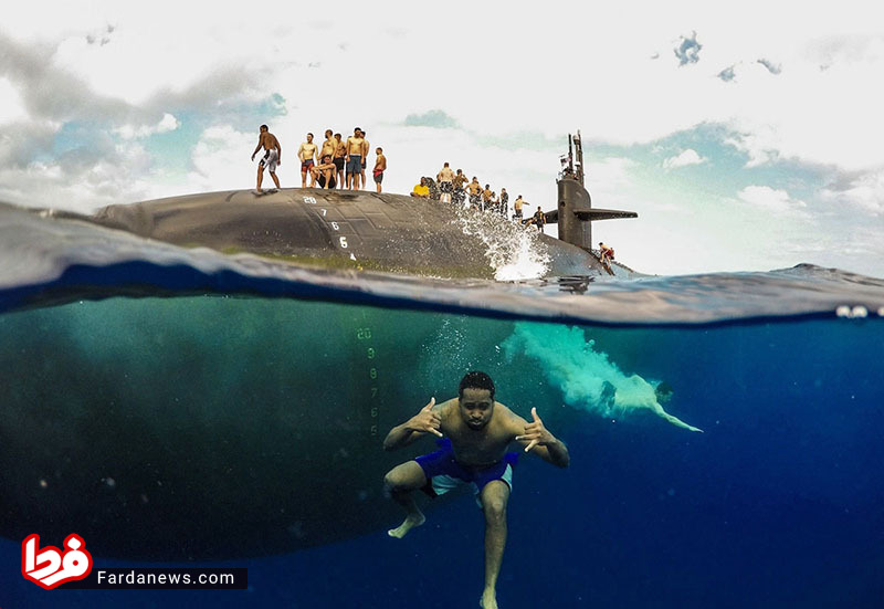 عکسی جالب از شنای ملوانان در کنار زیردریایی!