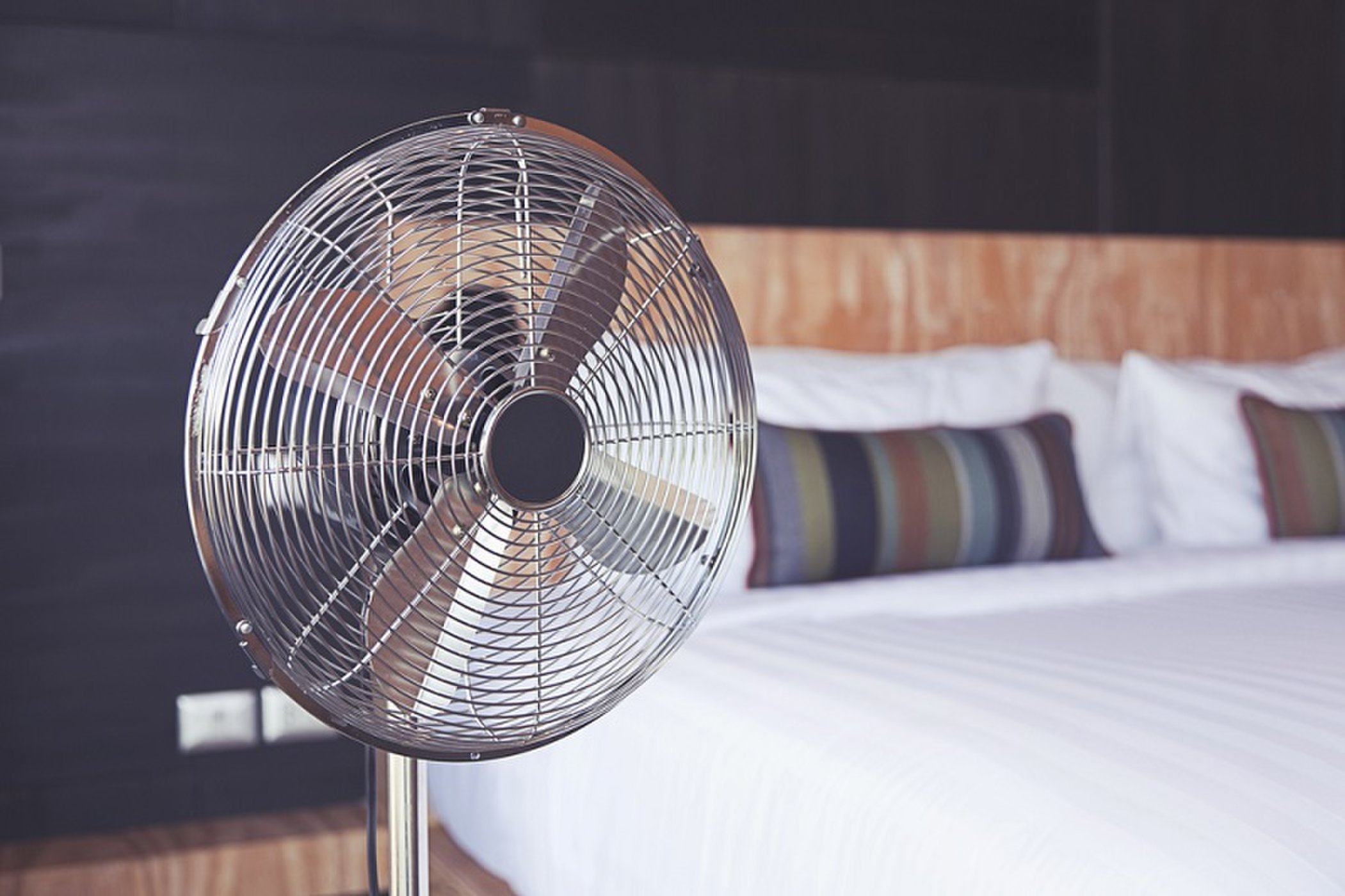 آیا خوابیدن جلوی باد پنکه ضرر دارد؟
