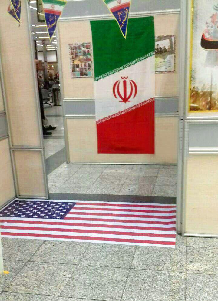 نصب پرچم آمریکا روی زمین در فرودگاه مهرآباد به نشانه اعتراض به تصمیم ترامپ +عکس
