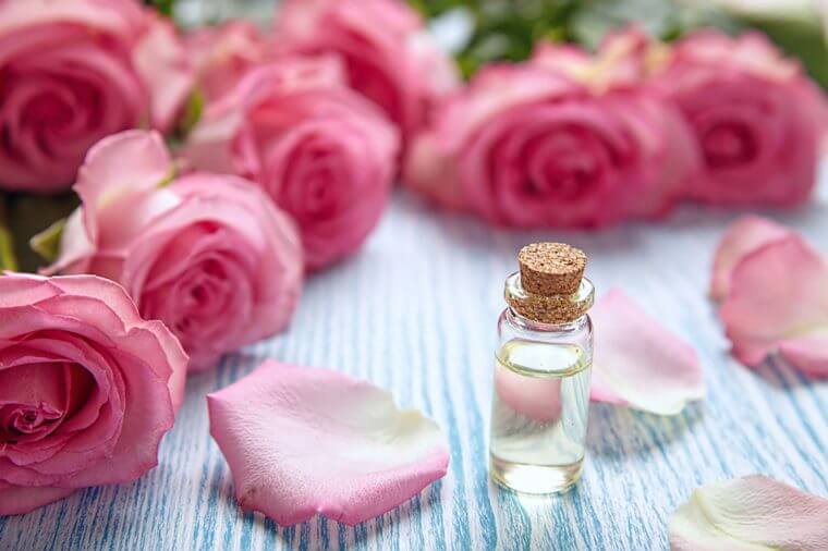 با گلبرگ‌های گل رز، عطر خانگی درست کنید/طرز تهیه 