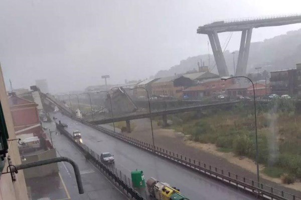 فرو ریختن بخشی از یک پل بر فراز بزرگراهی در ایتالیا + عکس