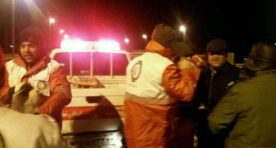 عملیات امداد رسانی هلال احمر به مسافران گرفتار در فیروزکوه +عکس