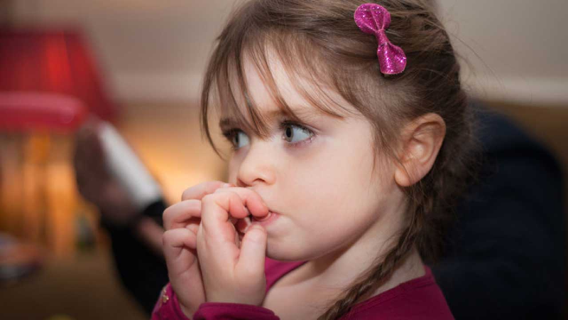 ناخن جویدن در کودکان؛ عوارض و راه‌های درمان آن