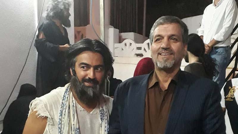 پوشِش عَجیب خواننده معروف در کنار نماینده مجلس! + عکس