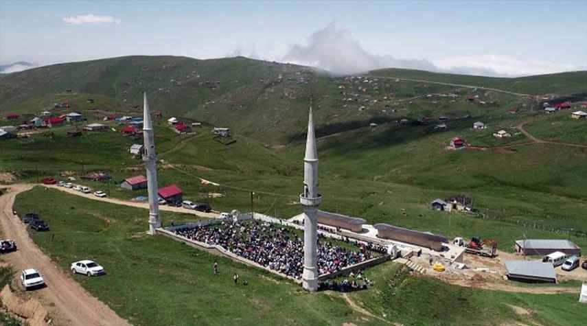 این مسجد ییلاقی بدون سقف میزبان نمازگزاران وگردشگران است + تصاویر