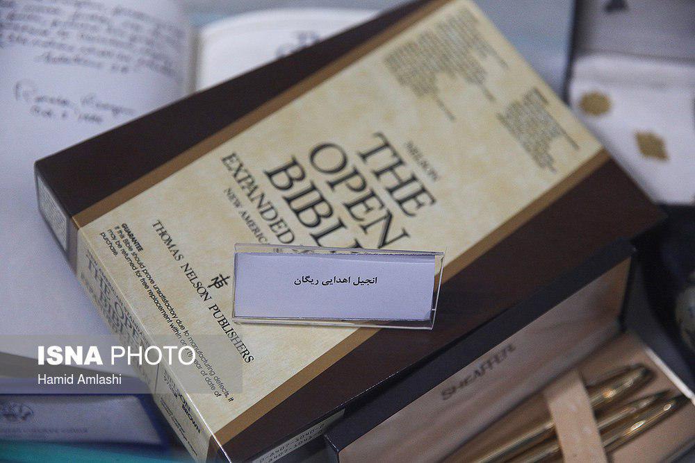 انجیل اهدایی رئیس جمهور آمریکا به هاشمی رفسنجانی + عکس