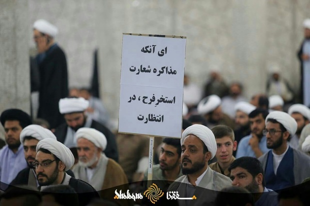 طلبه‌ای که پلاکارد «إستخر فرح» را داشت (عکس)