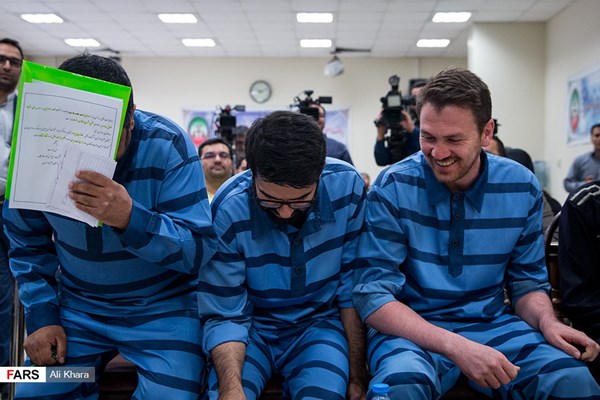 همه چیز درباره خنده متهمان در دادگاه + تصاویر