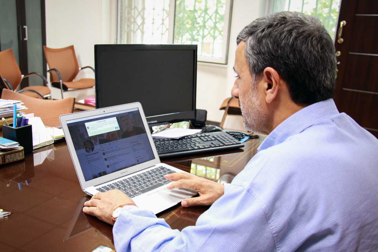 لپتاپ لاکچری احمدی نژاد! + عکس