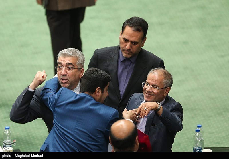 حرکت جالب وزیر در جلسه سوال از روحانی! + عکس