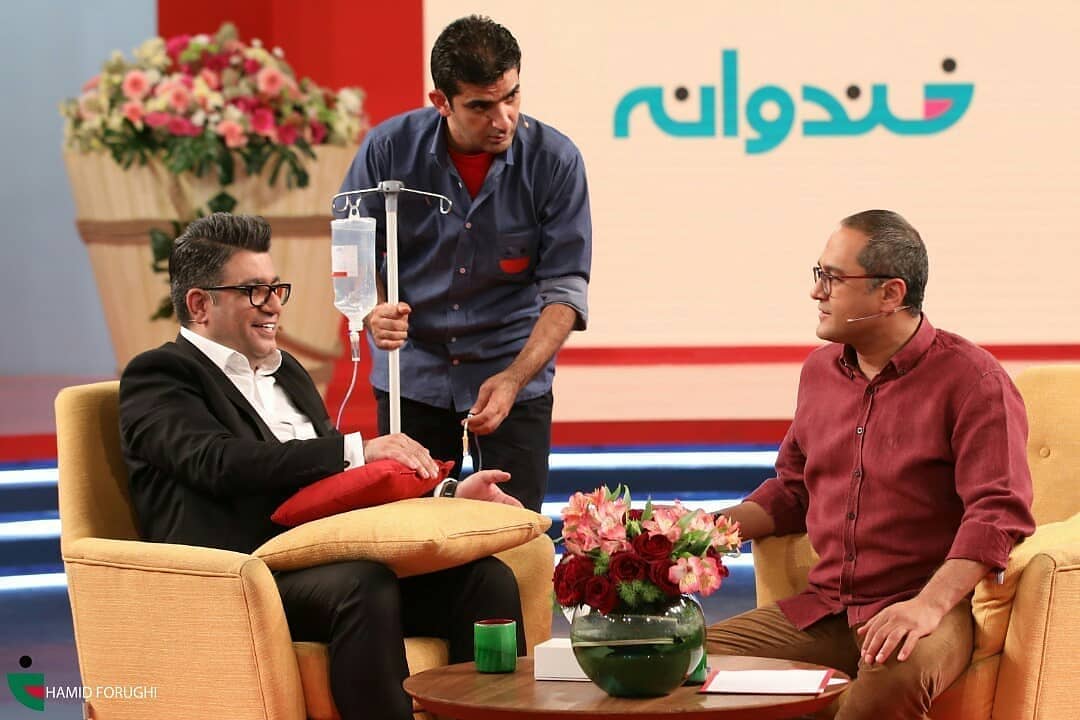 رضا رشیدپور زیر سرم در برنامه تلویزیونی! + عکس