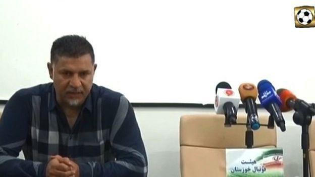  علی دایی در نشست خبری، صندلی‌اش را پشت میز جابه‌جا کرد تا پشت میکروفن‌ صداوسیما نباشد 