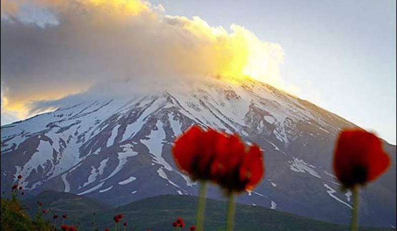 انتشار گازهای سمی از دهانه آتشفشان دماوند + تصاویر
