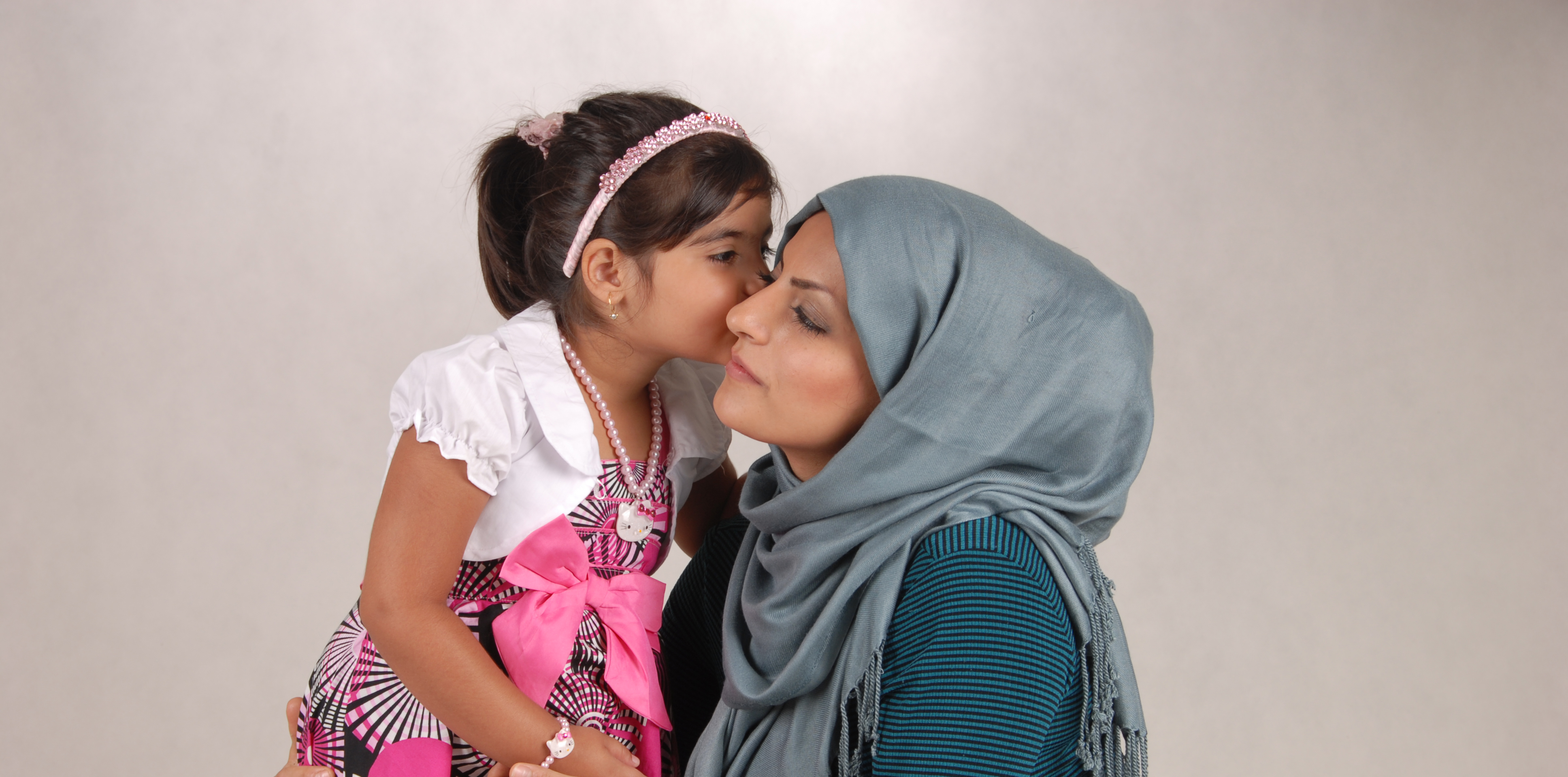 زنی مطلقه ام؛ با خواستگار ۵ سال کوچکتر باید چه کنم؟