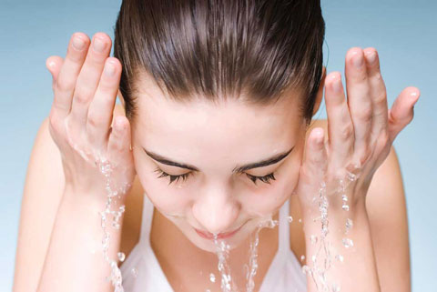 خانم هایی که پوست چرب دارند هرگز این کارها را نکنند