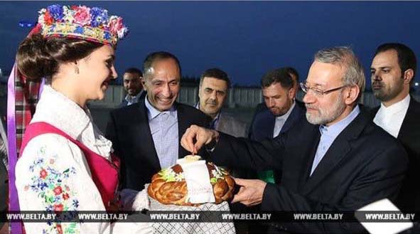 نحوه پذیرایی بانوی بلاروسی از لاریجانی! + عکس