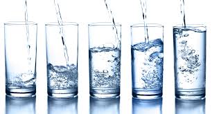 لزوم مصرف ۸ تا ۱۲ لیوان آب صحیح نیست