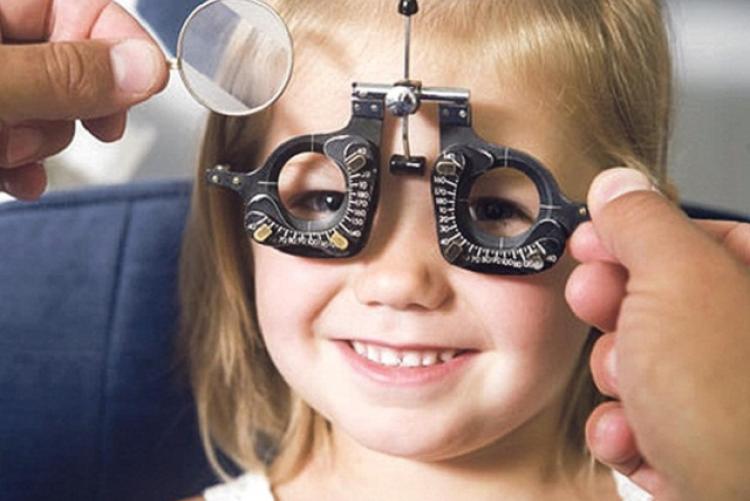 بهترین زمان برای تشخیص تنبلی چشم کودک