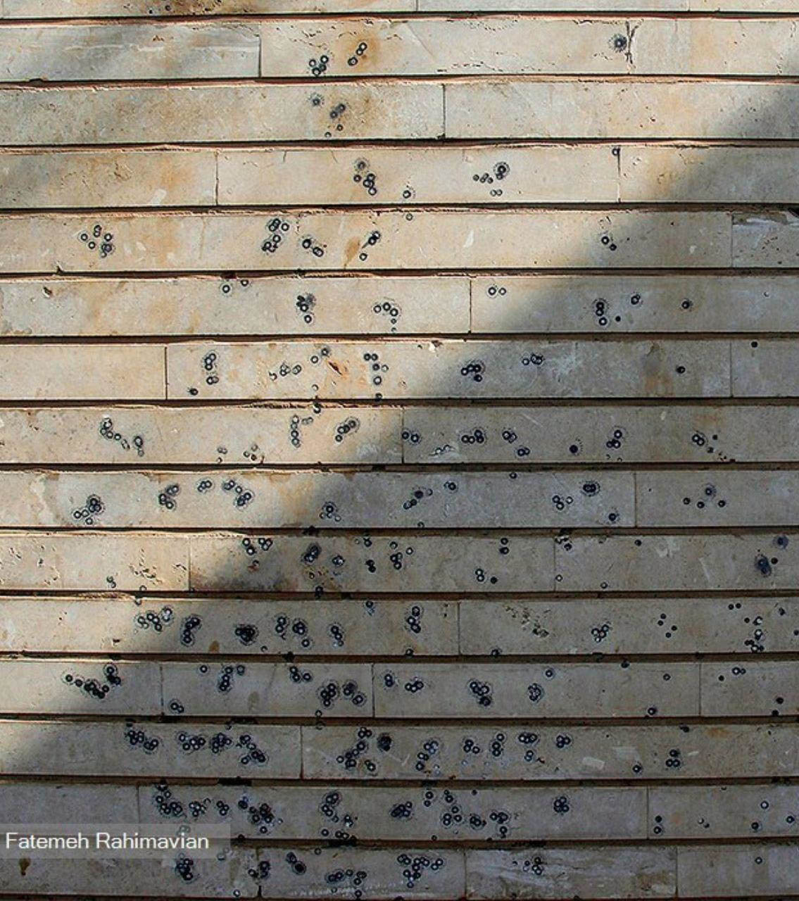 جای رگبار گلوله ها روی دیوار یک خانه در اهواز + عکس