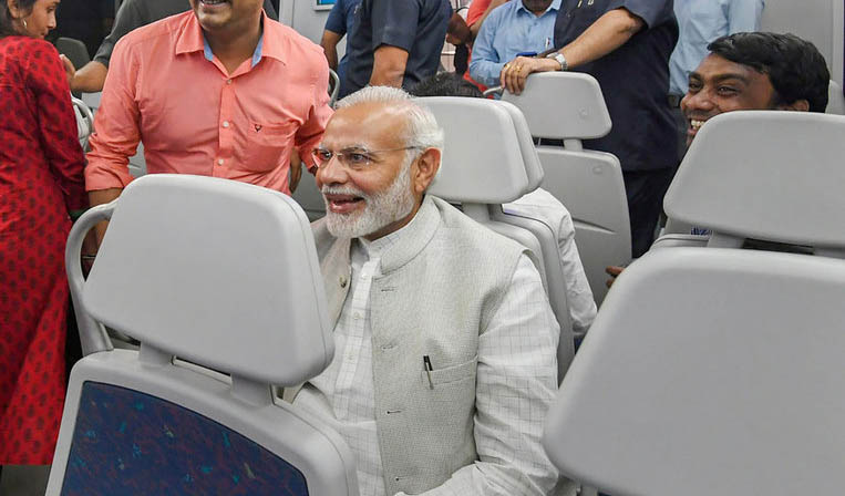 نخست وزیر معروف در حال مترو سواری + عکس