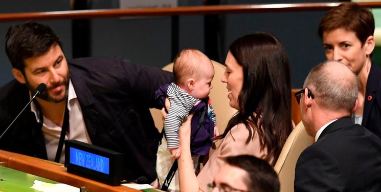 تعویض پوشک بچه در صحن سازمان ملل! + عکس