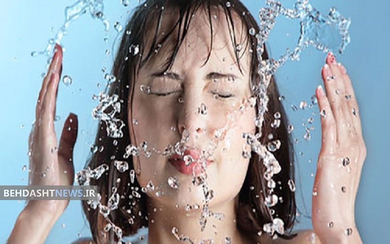 صورت خود را با آب سرد بشویید 