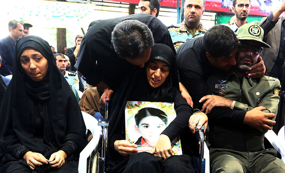 عکس/ اشک‌های مادر شهید ۴ ساله اهواز روی ویلچر