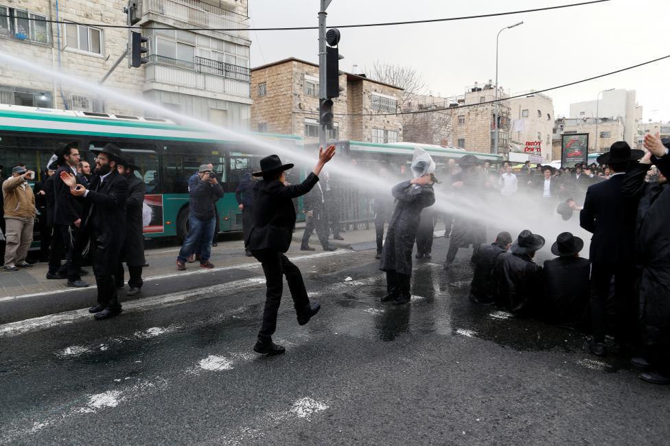 اعتراضات به قانون «سربازی اجباری» با برخورد پلیس روبرو شد +عکس