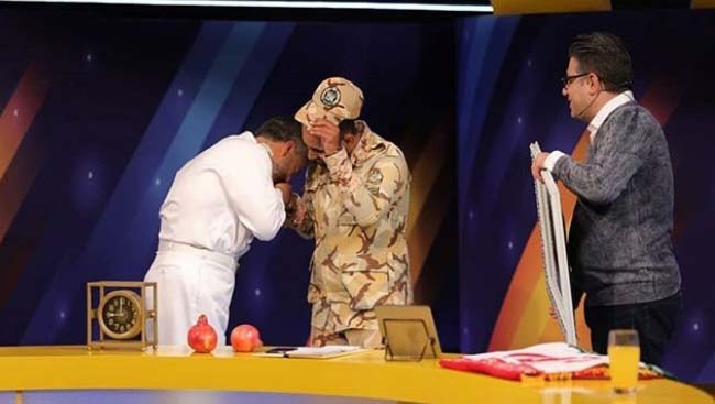 وقتی امیر ارتش دست یک سرباز را در برنامه زنده بوسید + عکس
