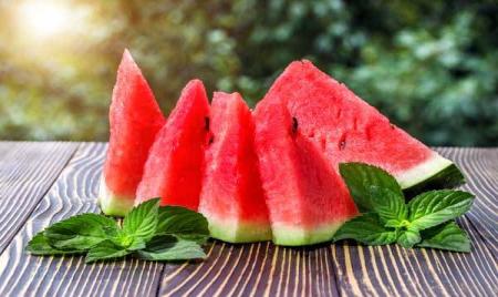 چه وقت‌هایی نباید هندوانه بخوریم؟