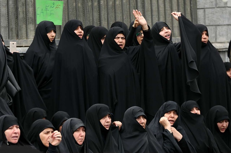  ظاهر متفاوت یک خانم در تجمع جلوی مجلس+عکس