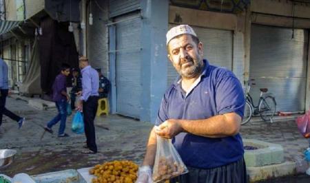 دست فروشی که نماینده پارلمان شد + عکس 