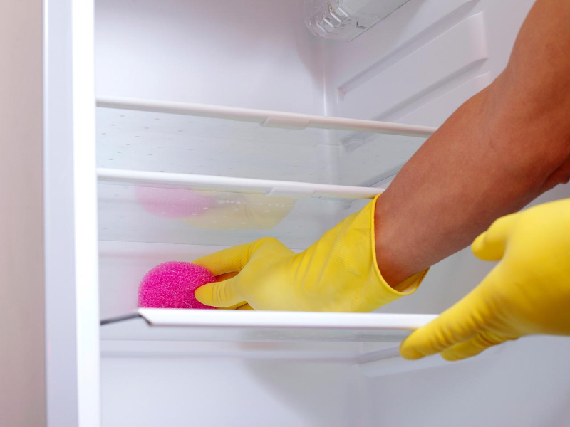 خطرات استفاده از سفیدکننده برای تمیز کردن یخچال