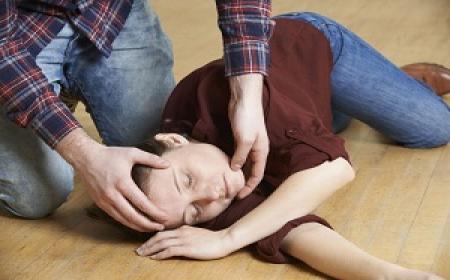  نشانه‌های خطرناک تشنج + اقدامات اورژانسی