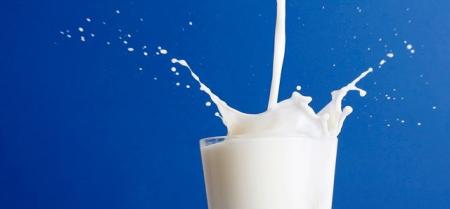 کارهای عجیبی که با شیر تاریخ مصرف گذشته می توانید انجام دهید 